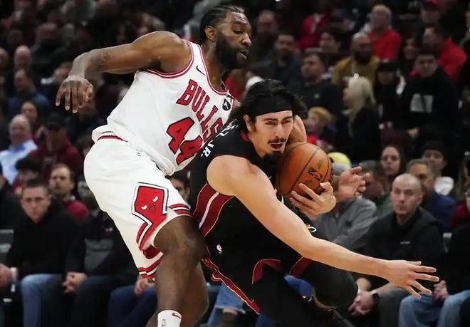 公牛队在客场比赛中实现逆袭，助球队取得胜利的简单介绍