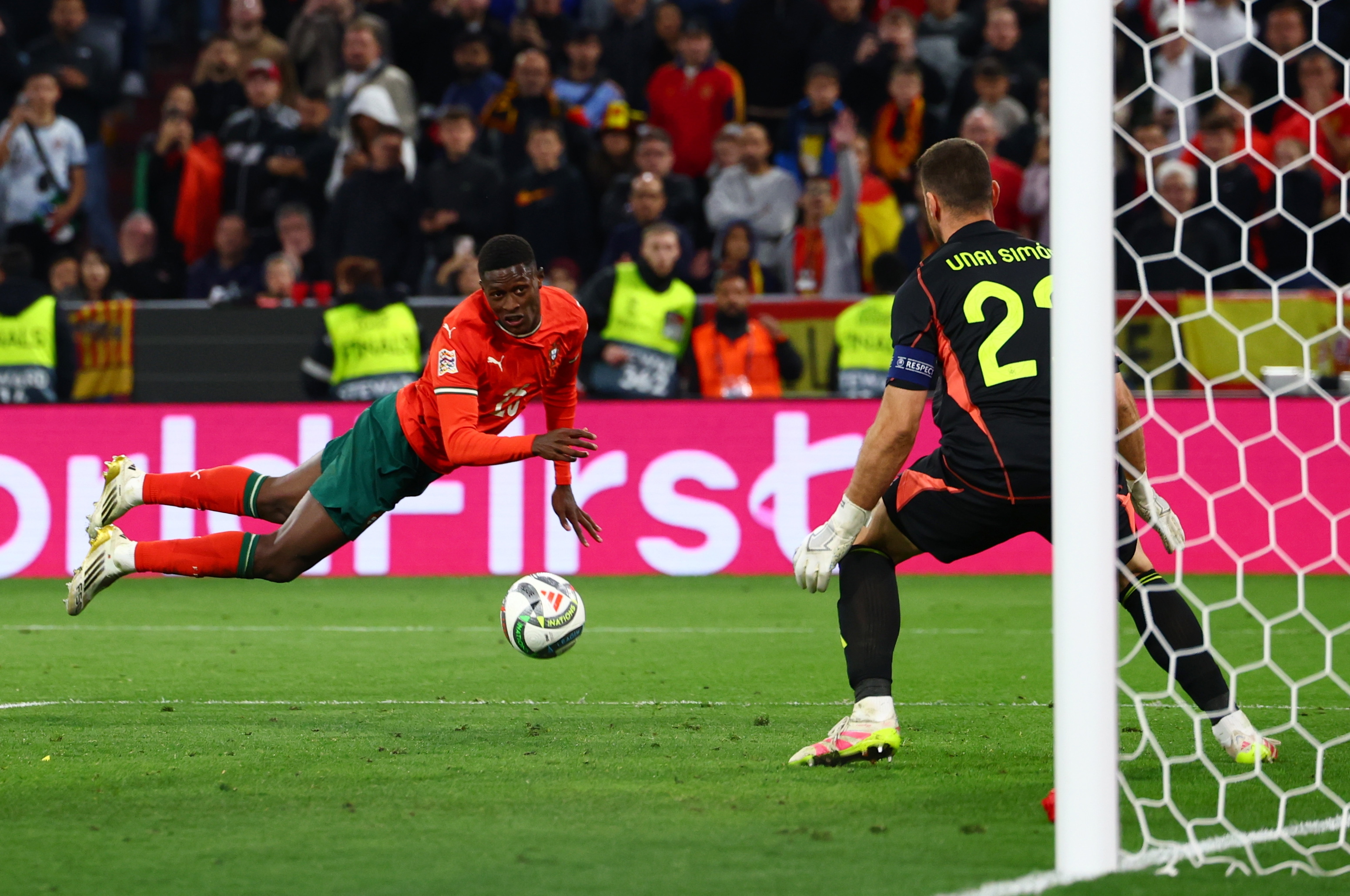 欧国联比赛的精彩瞬间成为话题的简单介绍