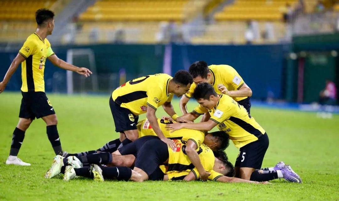 包含广州队在主场迎战天津队，争夺胜利成为焦点的词条