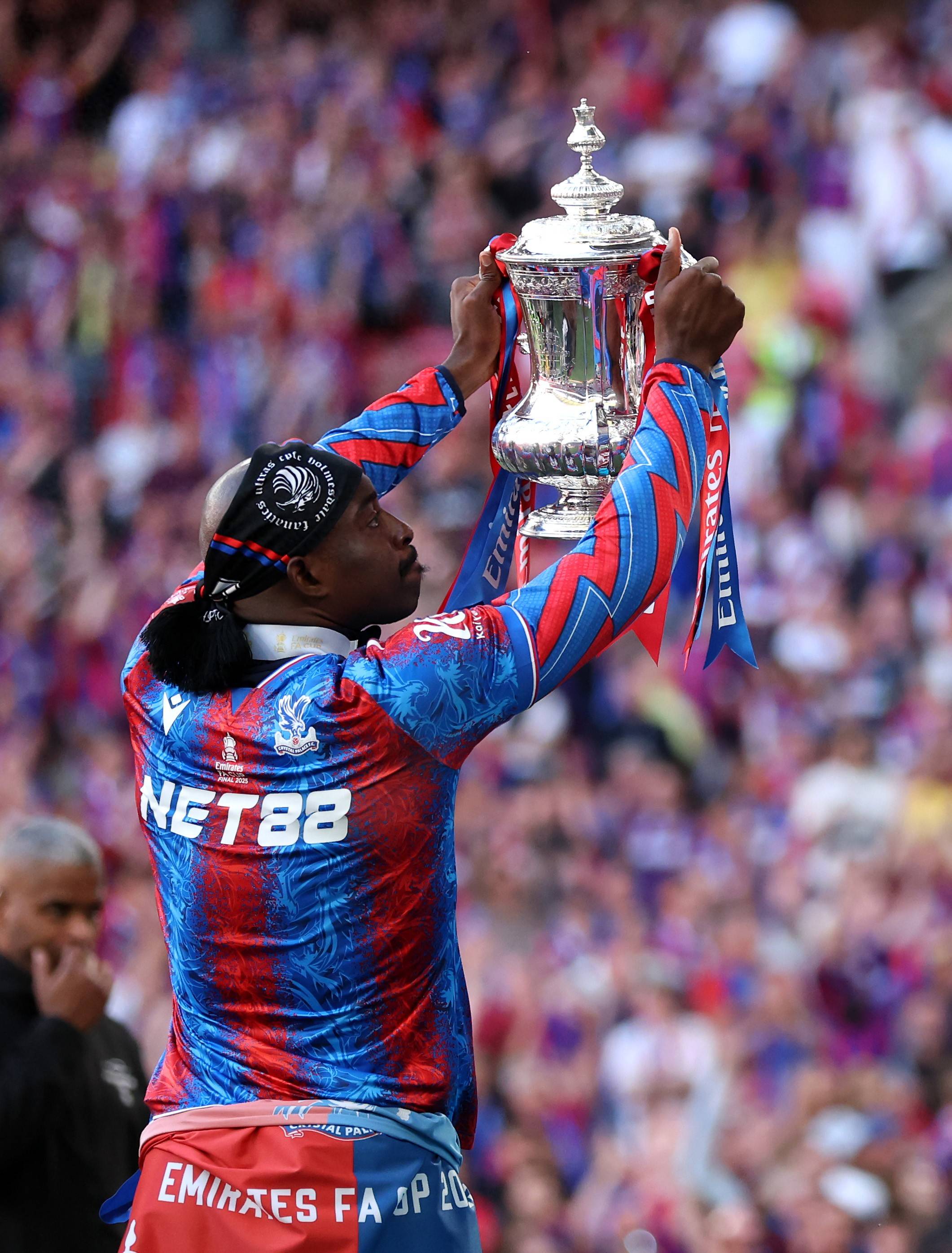 水晶宫守门员精彩扑救，球队防守更有信心的简单介绍