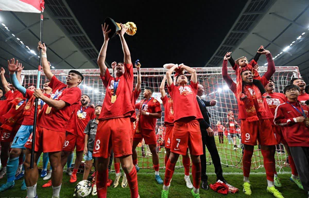 紧张刺激的比赛,球员们奋力拼搏 紧张刺激的比赛,球员们奋力拼搏