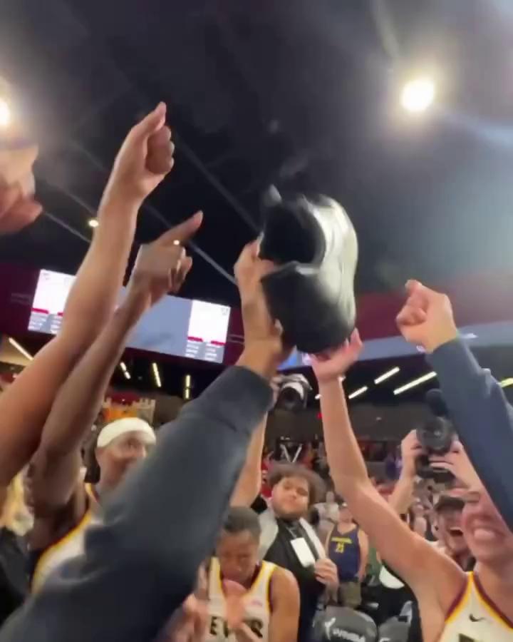 关于球队实力对抗激烈，场上比赛引发无数观众狂热的信息