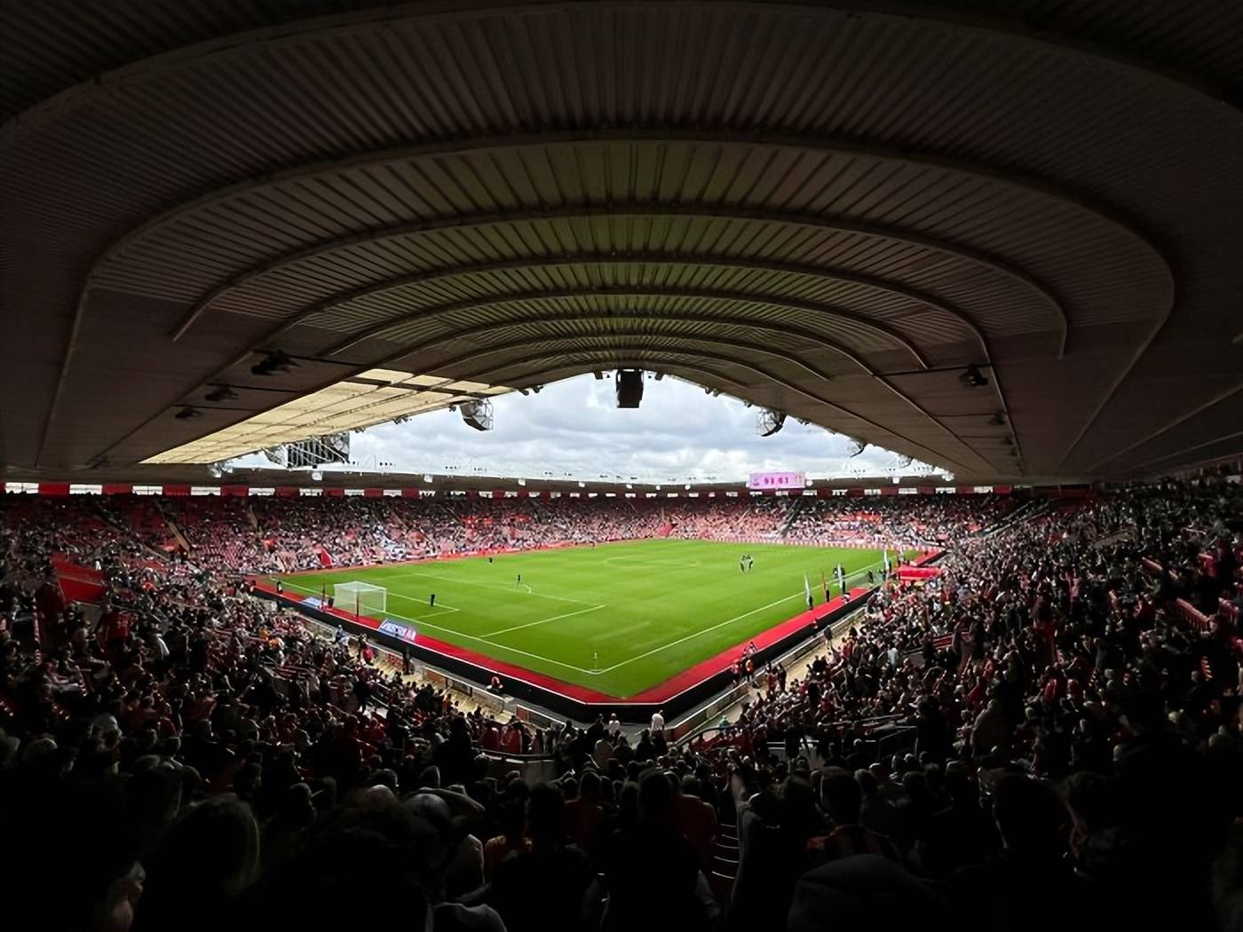 体育竞技激情燃烧，球场战况白热化