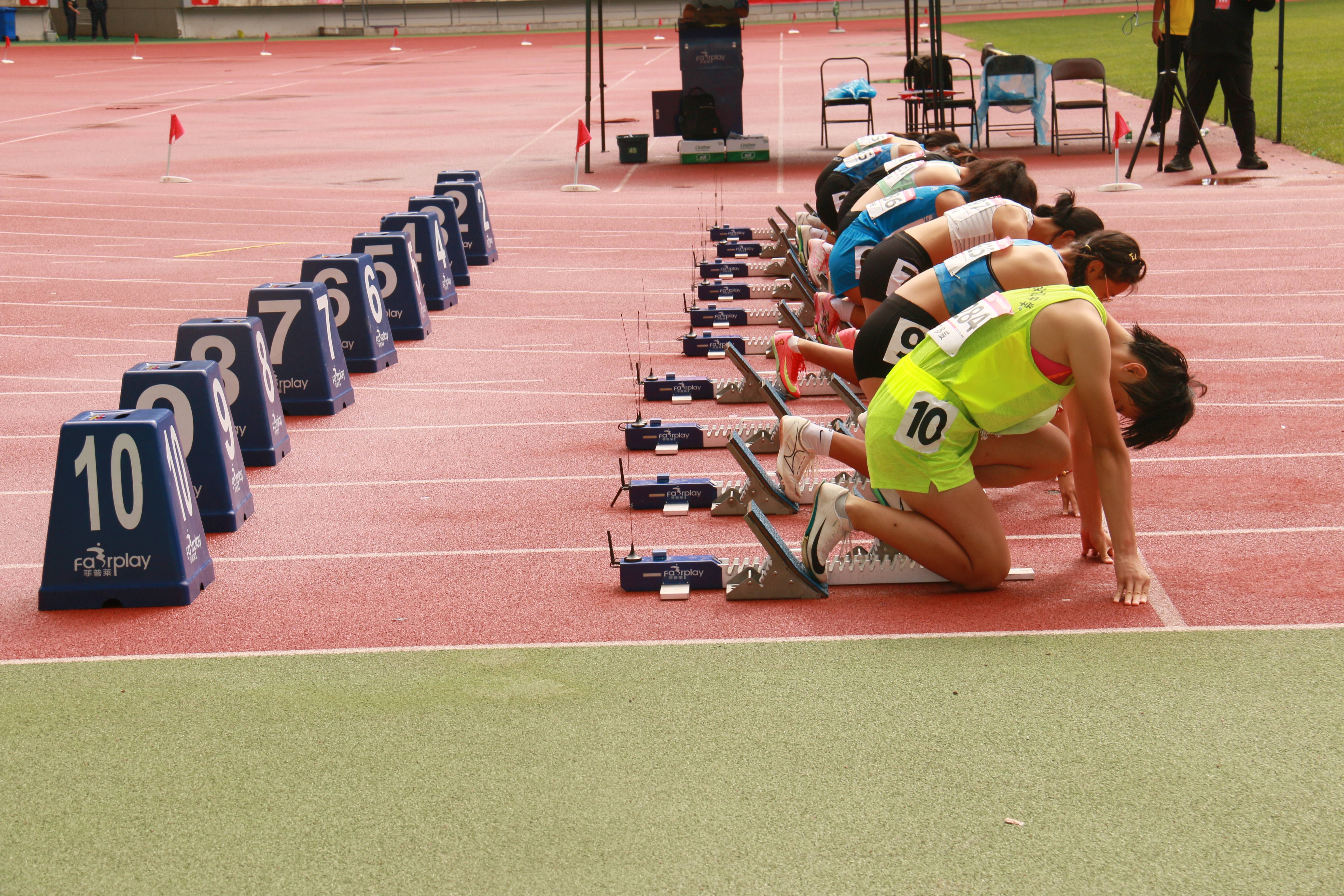体育竞技激情燃烧，球场战况白热化