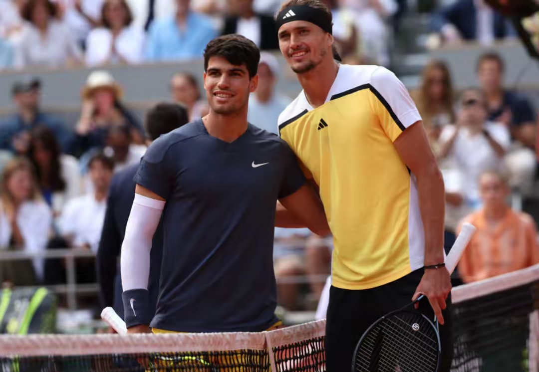 西班牙网球队绝地反击世界网球队，兹维列夫送出助攻的简单介绍