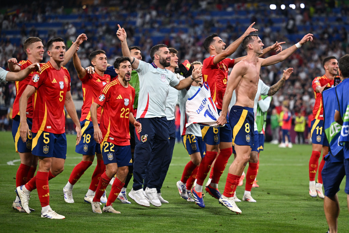 欧洲俱乐部联赛总决赛现场气氛火爆