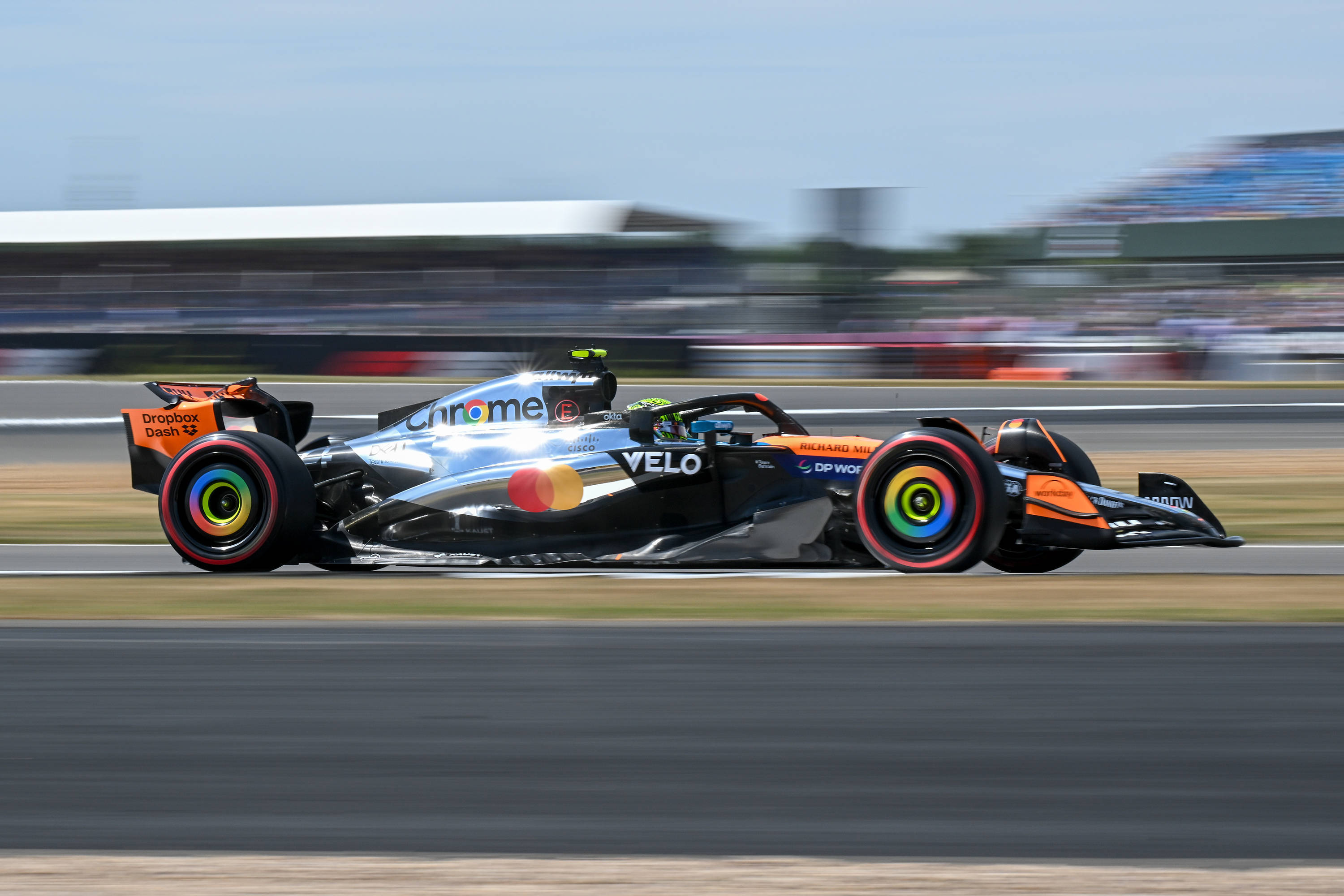 梅赛德斯力克阿斯顿马丁，皮亚斯特里统治全场的简单介绍