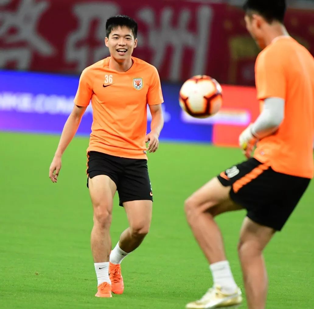 包含马来西亚球队意志坚定，全力争胜的词条