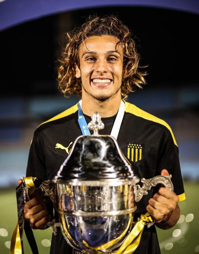 法国队客场战胜乌拉圭队，实现反超